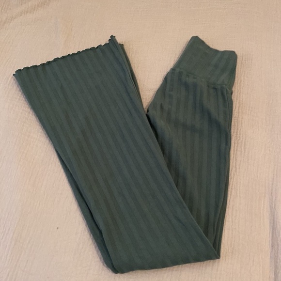 OFFLINE BY AERIE HI RISE FLARE GREEN LEGGINGS PANTS. Size Xs - Picture 1 of 8